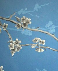 Cerisier en fleurs mur bleu détail